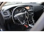 Volvo V40 Cross Country 1.5 T3 Polar+ Luxury 100% Dealeronderhouden | Panoramisch dak | Lederen bekleding | Verwarmbare voorstoelen | Harman Kardon Audio | 17-Inch Lichtmetalen velgen | Parkeersensoren voor + achter | Parkeercamera achter
