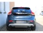 Volvo V40 Cross Country 1.5 T3 Polar+ Luxury 100% Dealeronderhouden | Panoramisch dak | Lederen bekleding | Verwarmbare voorstoelen | Harman Kardon Audio | 17-Inch Lichtmetalen velgen | Parkeersensoren voor + achter | Parkeercamera achter