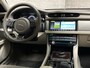 Jaguar XF 2.0 Portfolio 241Pk Automaat (SCHUIFDAK, VOLLEDIG DEALER ONDERHOUDEN, GROOT NAVI, MERDIAN AUDIO, LEDER, SPORTSTOELEN, STOELVERWARMING, KEYLESS, XENON, CAMERA, SFEERVERLICHTING, NIEUWSTAAT)