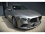 Mercedes-Benz A-klasse 200 Launch Edition Premium Plus AMG | Stoelverwarming | Head-Up Display | 360 Camera | Adaptive Cruise Control Ambiance Verlichting | Multibeam | Keyless | Memory Seat | Navigatie |
