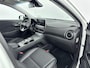 Hyundai Kona Electric EV Premium 64 kWh | Camera | Clima | Adaptive Cruise | Android & Apple Carplay | Stoel stuur verwarming + verkoeling | Elektrische stoelen |