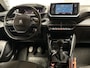 Peugeot 2008 1.2 PureTech Allure Sport (VIRTUAL COCKPIT, APPLE CARPLAY, 360 CAMERA, LEDER, KEYLESS, SPORTSTOELEN, GETINT GLAS, LM VELGEN, NIEUWSTAAT)