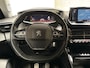 Peugeot 2008 1.2 PureTech Allure Sport (VIRTUAL COCKPIT, APPLE CARPLAY, 360 CAMERA, LEDER, KEYLESS, SPORTSTOELEN, GETINT GLAS, LM VELGEN, NIEUWSTAAT)