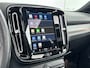 Volvo XC40 P8 AWD Pro | 19" | Panoramadak | Trekhaak | Elektr. verst. Stoelen | Harman Kardon | 360 Camera | Stoel/Stuurverwarming | Warmtepomp | Adaptieve Cruise | BLIS | Keyless | Elektr. Achterklep