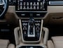 Porsche Cayenne 3.0 E-Hybrid Platinum Edition | SPORTCHRONO | PASM LUCHTVERING | STOELMASSAGE | STOELVENTILATIE | TV SCHERMEN ACHTER | SPORTEINDPIJPEN ACHTER | PANORAMA/SCHUIF-KANTELDAK | BOSE | PORSCHE INNODRIVE | ADAPTIVE CRUISECONTROL | 21 INCH | NL GELEVERD | 1E EIGENAAR |