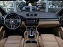 Porsche Cayenne 3.0 E-Hybrid Platinum Edition | SPORTCHRONO | PASM LUCHTVERING | STOELMASSAGE | STOELVENTILATIE | TV SCHERMEN ACHTER | SPORTEINDPIJPEN ACHTER | PANORAMA/SCHUIF-KANTELDAK | BOSE | PORSCHE INNODRIVE | ADAPTIVE CRUISECONTROL | 21 INCH | NL GELEVERD | 1E EIGENAAR |
