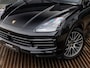 Porsche Cayenne 3.0 E-Hybrid Platinum Edition | SPORTCHRONO | PASM LUCHTVERING | STOELMASSAGE | STOELVENTILATIE | TV SCHERMEN ACHTER | SPORTEINDPIJPEN ACHTER | PANORAMA/SCHUIF-KANTELDAK | BOSE | PORSCHE INNODRIVE | ADAPTIVE CRUISECONTROL | 21 INCH | NL GELEVERD | 1E EIGENAAR |