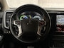 Mitsubishi Outlander 2.4 PHEV Deluxe 225Pk Automaat (APPLE CARPLAY, GROOT NAVI, CAMERA, LEDER/ALCANTARA, STOELVERWARMING, SPORTSTOELEN, GETINT GLAS, CRUISE, NIEUWSTAAT)