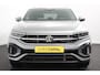 Volkswagen T-Roc 1.5 TSI 150pk DSG R-Line | Navigatie | Apple Carplay/Android Auto | Parkeersensoren | Camera | Blind Spot Assist | Adaptive Cruise Control | Elektrische achterklep | Stoel- en stuurverwarming | Climate Control | Ledverlichting | Virtual Cockpit