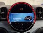 MINI Countryman 2.0 Cooper SE ALL4 Untamed PANO/H&K/SOH 92%/HEAD-UP/CAMERA/18"BLACK/MEMORY/SFEER/UNION-FLAG A.LICHTEN/UNIEKE AUTO, ALLE EXTERIEUR ACCENTEN BLACK ALL BLACK INCL. BELTLINE EN VELGEN BLACK/MOMENTUM-GREY