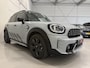 MINI Countryman 2.0 Cooper SE ALL4 Untamed PANO/H&K/HEAD-UP/CAMERA/18"BLACK/MEMORY/SFEER/UNION-FLAG A.LICHTEN/UNIEKE AUTO, ALLE EXTERIEUR ACCENTEN BLACK ALL BLACK INCL. BELTLINE EN VELGEN BLACK/MOMENTUM-GREY
