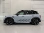MINI Countryman 2.0 Cooper SE ALL4 Untamed PANO/H&K/HEAD-UP/CAMERA/18"BLACK/MEMORY/SFEER/UNION-FLAG A.LICHTEN/UNIEKE AUTO, ALLE EXTERIEUR ACCENTEN BLACK ALL BLACK INCL. BELTLINE EN VELGEN BLACK/MOMENTUM-GREY