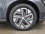 Hyundai Kona Electric EV Comfort Smart 39 kWh Automaat / Accu SOH 100% / Dealer onderhouden / CCS snellader / WLTP 305 km stad 435 km / warmtepomp / All season banden / Stuur- & Stoelverwarming / Achteruitrijcamera / Keyless Entry/Start / Krell Audio Systeem /