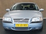 Volvo S80 2.4 - ORIGINEEL NEDERLANDSE AUTO - VASTE TREKHAAK - TREKGEWICHT 1800 KG!!! - 5 CILINDER MOTOR - UNIEKE KILOMETERSTAND - VOLLEDIGE HISTORIE AANWEZIG - AFKOMSTIG VAN 2E EIGENAAR - VERKEERT IN EEN ZEER FRAAIE STAAT -AIRCO - CRUISE CONTROL - 16 INCH LICHT METALEN VELGEN - AUDIO VOLVO - GROOT MULTIMEDIASCHERM - APPLE CARPLAY/ ANDROID AUTO