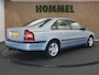 Volvo S80 2.4 - ORIGINEEL NEDERLANDSE AUTO - VASTE TREKHAAK - TREKGEWICHT 1800 KG!!! - 5 CILINDER MOTOR - UNIEKE KILOMETERSTAND - VOLLEDIGE HISTORIE AANWEZIG - AFKOMSTIG VAN 2E EIGENAAR - VERKEERT IN EEN ZEER FRAAIE STAAT -AIRCO - CRUISE CONTROL - 16 INCH LICHT METALEN VELGEN - AUDIO VOLVO - GROOT MULTIMEDIASCHERM - APPLE CARPLAY/ ANDROID AUTO