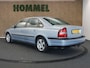 Volvo S80 2.4 - ORIGINEEL NEDERLANDSE AUTO - VASTE TREKHAAK - TREKGEWICHT 1800 KG!!! - 5 CILINDER MOTOR - UNIEKE KILOMETERSTAND - VOLLEDIGE HISTORIE AANWEZIG - AFKOMSTIG VAN 2E EIGENAAR - VERKEERT IN EEN ZEER FRAAIE STAAT -AIRCO - CRUISE CONTROL - 16 INCH LICHT METALEN VELGEN - AUDIO VOLVO - GROOT MULTIMEDIASCHERM - APPLE CARPLAY/ ANDROID AUTO
