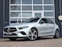 Mercedes-Benz A-klasse 250 e | Panoramadak | Night Pakket | MULTIBEAM LED Koplampen | Apple CarPlay | Android Auto | Sfeerverlichting | Dodehoekassistentie | Stoelverwarming | Achteruitrijcamera | Elektrisch Inklapbare Buitenspiegels