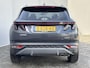 Hyundai Tucson 1.6 T-GDI PHEV Comfort Smart 4WD Automaat / Elektrische Achterklep / Org. NL / Fabrieksgarantie tot 06-2029 / Achteruitrijcamera / Stuur- en Stoelverwarming / 1.350 kg Trekgewicht / Climate Control / Adaptieve Cruise Control / Apple Carplay & Android Auto / Keyless Entry & Start / Navigatie full map /