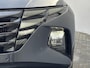 Hyundai Tucson 1.6 T-GDI PHEV Comfort Smart 4WD Automaat / Elektrische Achterklep / Org. NL / Fabrieksgarantie tot 06-2029 / Achteruitrijcamera / Stuur- en Stoelverwarming / 1.350 kg Trekgewicht / Climate Control / Adaptieve Cruise Control / Apple Carplay & Android Auto / Keyless Entry & Start / Navigatie full map /