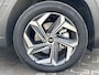 Hyundai Tucson 1.6 T-GDI PHEV Comfort Smart 4WD Automaat / Elektrische Achterklep / Org. NL / Fabrieksgarantie tot 06-2029 / Achteruitrijcamera / Stuur- en Stoelverwarming / 1.350 kg Trekgewicht / Climate Control / Adaptieve Cruise Control / Apple Carplay & Android Auto / Keyless Entry & Start / Navigatie full map /