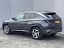 Hyundai Tucson 1.6 T-GDI PHEV Comfort Smart 4WD Automaat / Elektrische Achterklep / Org. NL / Fabrieksgarantie tot 06-2029 / Achteruitrijcamera / Stuur- en Stoelverwarming / 1.350 kg Trekgewicht / Climate Control / Adaptieve Cruise Control / Apple Carplay & Android Auto / Keyless Entry & Start / Navigatie full map /
