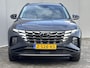 Hyundai Tucson 1.6 T-GDI PHEV Comfort Smart 4WD Automaat / Elektrische Achterklep / Org. NL / Fabrieksgarantie tot 06-2029 / Achteruitrijcamera / Stuur- en Stoelverwarming / 1.350 kg Trekgewicht / Climate Control / Adaptieve Cruise Control / Apple Carplay & Android Auto / Keyless Entry & Start / Navigatie full map /