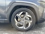 Hyundai Tucson 1.6 T-GDI PHEV Comfort Smart 4WD Automaat / Elektrische Achterklep / Org. NL / Fabrieksgarantie tot 06-2029 / Achteruitrijcamera / Stuur- en Stoelverwarming / 1.350 kg Trekgewicht / Climate Control / Adaptieve Cruise Control / Apple Carplay & Android Auto / Keyless Entry & Start / Navigatie full map /