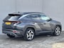 Hyundai Tucson 1.6 T-GDI PHEV Comfort Smart 4WD Automaat / Elektrische Achterklep / Org. NL / Fabrieksgarantie tot 06-2029 / Achteruitrijcamera / Stuur- en Stoelverwarming / 1.350 kg Trekgewicht / Climate Control / Adaptieve Cruise Control / Apple Carplay & Android Auto / Keyless Entry & Start / Navigatie full map /