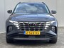 Hyundai Tucson 1.6 T-GDI PHEV Comfort Smart 4WD Automaat / Elektrische Achterklep / Org. NL / Fabrieksgarantie tot 06-2029 / Achteruitrijcamera / Stuur- en Stoelverwarming / 1.350 kg Trekgewicht / Climate Control / Adaptieve Cruise Control / Apple Carplay & Android Auto / Keyless Entry & Start / Navigatie full map /