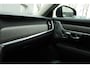 Volvo V90 T8 Automaat Plug-in hybrid AWD Ultra Dark | Luchtvering | Bowers & Wilkins Audiosysteem | Lichtmetalen Velgen 20"| Kunstlederen Interieurdelen | Rondomzicht Camera | Elektrisch Glazen Panorama-Dak | Head-up Display | Electronic Climate Controle | Massagefunctie Voorstoelen | VerwarmdeGeventileerde Voorstoelen | Stuurwiel Verwarmend | Achterbank Verwarmd | Google Navigatiesysteem Full Map |Gelaagde Zijruiten | Semi Elektrische Trekhaak