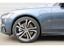 Volvo V90 T8 Automaat Plug-in hybrid AWD Ultra Dark | Luchtvering | Bowers & Wilkins Audiosysteem | Lichtmetalen Velgen 20"| Kunstlederen Interieurdelen | Rondomzicht Camera | Elektrisch Glazen Panorama-Dak | Head-up Display | Electronic Climate Controle | Massagefunctie Voorstoelen | VerwarmdeGeventileerde Voorstoelen | Stuurwiel Verwarmend | Achterbank Verwarmd | Google Navigatiesysteem Full Map |Gelaagde Zijruiten | Semi Elektrische Trekhaak