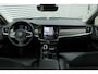 Volvo V90 T8 Automaat Plug-in hybrid AWD Ultra Dark | Luchtvering | Bowers & Wilkins Audiosysteem | Lichtmetalen Velgen 20"| Kunstlederen Interieurdelen | Rondomzicht Camera | Elektrisch Glazen Panorama-Dak | Head-up Display | Electronic Climate Controle | Massagefunctie Voorstoelen | VerwarmdeGeventileerde Voorstoelen | Stuurwiel Verwarmend | Achterbank Verwarmd | Google Navigatiesysteem Full Map |Gelaagde Zijruiten | Semi Elektrische Trekhaak