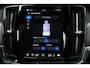 Volvo V90 T8 Automaat Plug-in hybrid AWD Ultra Dark | Luchtvering | Bowers & Wilkins Audiosysteem | Lichtmetalen Velgen 20"| Kunstlederen Interieurdelen |  Rondomzicht Camera | Elektrisch Glazen Panorama-Dak | Head-up Display | Electronic Climate Controle | Massagefunctie Voorstoelen | VerwarmdeGeventileerde Voorstoelen | Stuurwiel Verwarmend | Achterbank Verwarmd | Google Navigatiesysteem Full Map |Gelaagde Zijruiten | Semi Elektrische Trekhaak