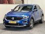Volkswagen T-Roc 1.5 TSI SPORT AUTOMAAT NAVIGATIE ADAPTIVE CRUISE CONTROL APPLE CARPLAY/ANDROID RIJSTROOKSENSOREN ACHTERUITRIJCAMERA NIEUWE ALL SEASONS BANDEN AFN. TREKHAAK ZEER MOOI !! Brgl