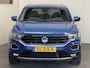 Volkswagen T-Roc 1.5 TSI SPORT AUTOMAAT NAVIGATIE ADAPTIVE CRUISE CONTROL APPLE CARPLAY/ANDROID RIJSTROOKSENSOREN ACHTERUITRIJCAMERA NIEUWE ALL SEASONS BANDEN AFN. TREKHAAK ZEER MOOI !! Brgl