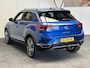 Volkswagen T-Roc 1.5 TSI SPORT AUTOMAAT NAVIGATIE ADAPTIVE CRUISE CONTROL APPLE CARPLAY/ANDROID RIJSTROOKSENSOREN ACHTERUITRIJCAMERA NIEUWE ALL SEASONS BANDEN AFN. TREKHAAK ZEER MOOI !! Brgl