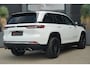Jeep Grand Cherokee 2.0 Limited 4xe | 381PK | Maxton | Pano | 20" | Keyless | Massage | Ventilatie | Leder | Jeep Grand Cherokee 2.0 Limited 4xe 381 PK Plug-in Hybrid met 2.0 viercilinder, panoramadak, 20-inch lichtmetalen velgen, Keyless Entry, adaptieve cruise control, lederen interieur, stoelvent