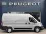 Peugeot Boxer 2.2 BlueHDi 140 PK L2H2 | 1e Eigenaarsauto met slechts 16.600 KM | 3-Zits | Trekhaak 2500 KG | Zakelijk BPM Vrij | Camera | Parkeersensoren | Airco | Laadruimte Betimmering | Cruise Control | Apple Carplay & Android Auto |