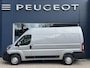 Peugeot Boxer 2.2 BlueHDi 140 PK L2H2 | 1e Eigenaarsauto met slechts 16.600 KM | 3-Zits | Trekhaak 2500 KG | Zakelijk BPM Vrij | Camera | Parkeersensoren | Airco | Laadruimte Betimmering | Cruise Control | Apple Carplay & Android Auto |