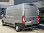 Peugeot Boxer 2.2 BlueHDi 140 PK L2H2 | 1e Eigenaarsauto met slechts 16.600 KM | 3-Zits | Trekhaak 2500 KG | Zakelijk BPM Vrij | Camera | Parkeersensoren | Airco | Laadruimte Betimmering | Cruise Control | Apple Carplay & Android Auto |