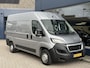 Peugeot Boxer 2.2 BlueHDi 140 PK L2H2 | 1e Eigenaarsauto met slechts 16.600 KM | 3-Zits | Trekhaak 2500 KG | Zakelijk BPM Vrij | Camera | Parkeersensoren | Airco | Laadruimte Betimmering | Cruise Control | Apple Carplay & Android Auto |