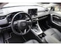 Toyota RAV4 2.5 Hybrid AWD Style Bi-Tone | Rijklaar | Parelmoer | Trekhaak | Apple/Android | Stoel-/stuurverw. | LED | El. achterklep | Dealer onderhouden | All season