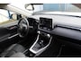 Toyota RAV4 2.5 Hybrid AWD Style Bi-Tone | Rijklaar | Parelmoer | Trekhaak | Apple/Android | Stoel-/stuurverw. | LED | El. achterklep | Dealer onderhouden | All season