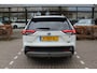 Toyota RAV4 2.5 Hybrid AWD Style Bi-Tone | Rijklaar | Parelmoer | Trekhaak | Apple/Android | Stoel-/stuurverw. | LED | El. achterklep | Dealer onderhouden | All season