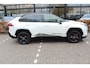 Toyota RAV4 2.5 Hybrid AWD Style Bi-Tone | Rijklaar | Parelmoer | Trekhaak | Apple/Android | Stoel-/stuurverw. | LED | El. achterklep | Dealer onderhouden | All season