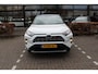 Toyota RAV4 2.5 Hybrid AWD Style Bi-Tone | Rijklaar | Parelmoer | Trekhaak | Apple/Android | Stoel-/stuurverw. | LED | El. achterklep | Dealer onderhouden | All season