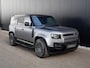 Land Rover Defender 110 2.0 P300e 110 X-Dynamic HSE l Matt Wrap l Schuif-/kantel Panorama dak l Black Pack l Treeplanken l Spoiler l Wheelcover l 23 Inch l