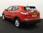 Nissan Qashqai 1.2 Acenta Bluetooth, Cruise control, Parkeersensor voor en achter, Achteruitrijcamera, Buitenspiegels elektrisch verstel- en verwarmbaar, Dimlichten automatisch en regensensor De Nissan Qashqai 1.2 Acenta uit 2015 is een stijlvolle en veelzijdige crossover die comfort en gebruiksgemak perfect combineert. Met zijn zuinige maar vlotte 1.2 turbomotor rijdt hij soepel,