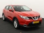 Nissan Qashqai 1.2 Acenta Bluetooth, Cruise control, Parkeersensor voor en achter, Achteruitrijcamera, Buitenspiegels elektrisch verstel- en verwarmbaar, Dimlichten automatisch en regensensor De Nissan Qashqai 1.2 Acenta uit 2015 is een stijlvolle en veelzijdige crossover die comfort en gebruiksgemak perfect combineert. Met zijn zuinige maar vlotte 1.2 turbomotor rijdt hij soepel,