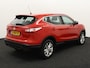 Nissan Qashqai 1.2 Acenta Bluetooth, Cruise control, Parkeersensor voor en achter, Achteruitrijcamera, Buitenspiegels elektrisch verstel- en verwarmbaar, Dimlichten automatisch en regensensor De Nissan Qashqai 1.2 Acenta uit 2015 is een stijlvolle en veelzijdige crossover die comfort en gebruiksgemak perfect combineert. Met zijn zuinige maar vlotte 1.2 turbomotor rijdt hij soepel,